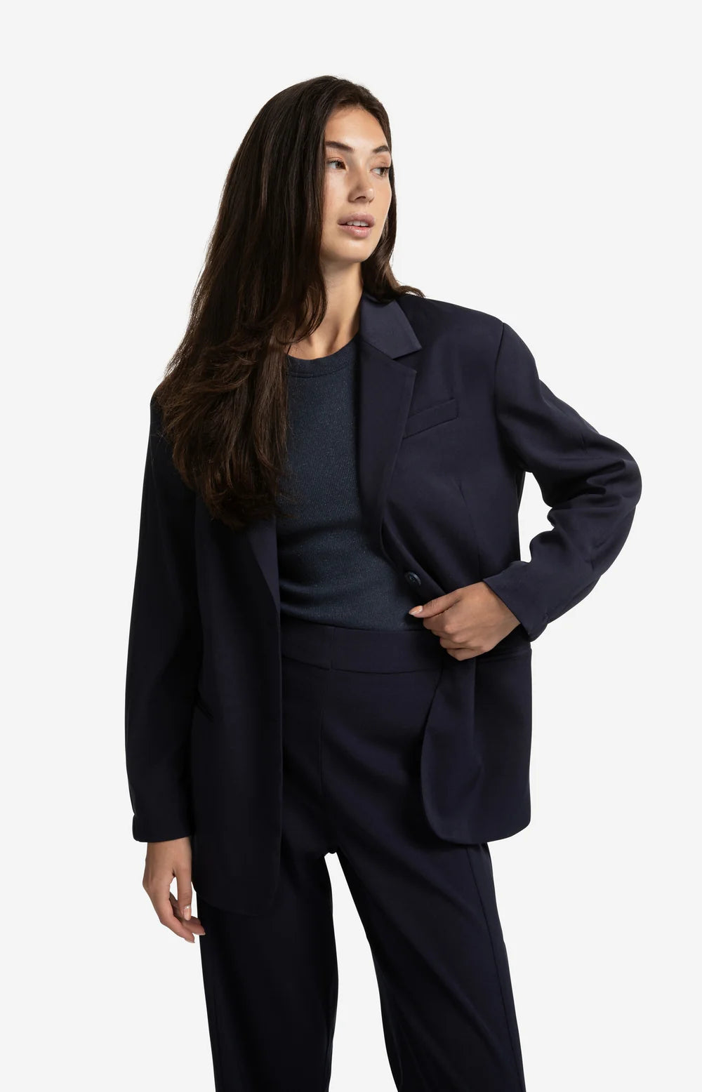 https://content.storeinfo.nl/applicatie/img/983/20250807170735_692933_loosefitblazerwithbomberdetails1204e1154e1394d5b9dcda4c2a20042f7.webp
