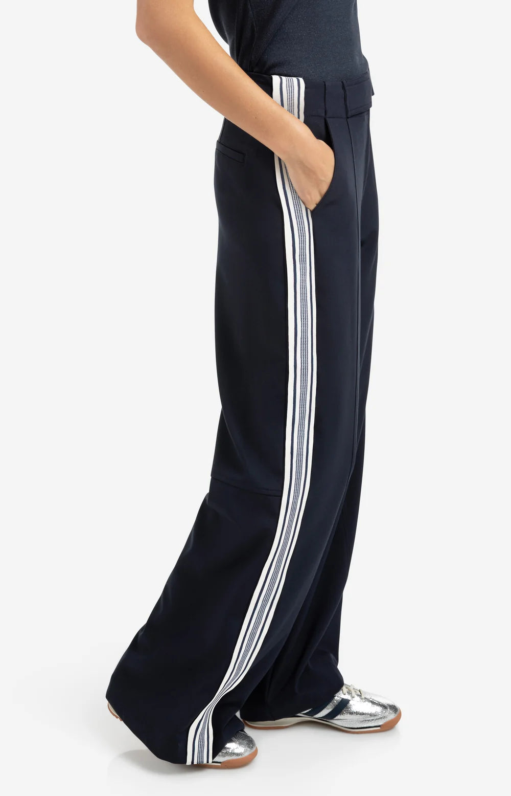 https://content.storeinfo.nl/applicatie/img/983/20250807170932_689240_highwaisttrouserswithsidestripes127e2aa73a9742de98984631741bb886.webp