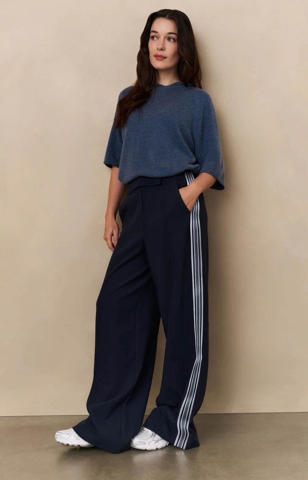 https://content.storeinfo.nl/applicatie/img/983/20250807170940_692809_highwaisttrouserswithsidestripesf65b9f97749d46a59722292efe36a9a9.webp