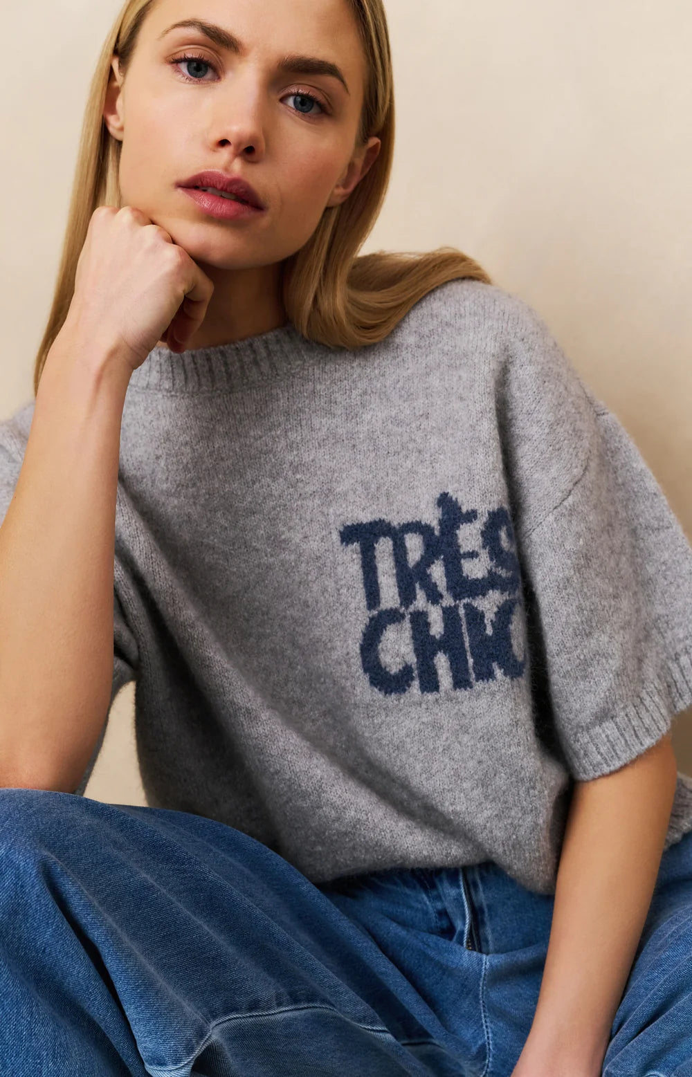https://content.storeinfo.nl/applicatie/img/983/20250823171923_115300_knittedshortsleevesweaterwithartwork17212c3938e4448d96f79a879559bf89.webp