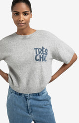 https://content.storeinfo.nl/applicatie/img/983/20250823171927_115300_knittedshortsleevesweaterwithartworkc9b9db93462341f19201ab0c0622f4ce.webp