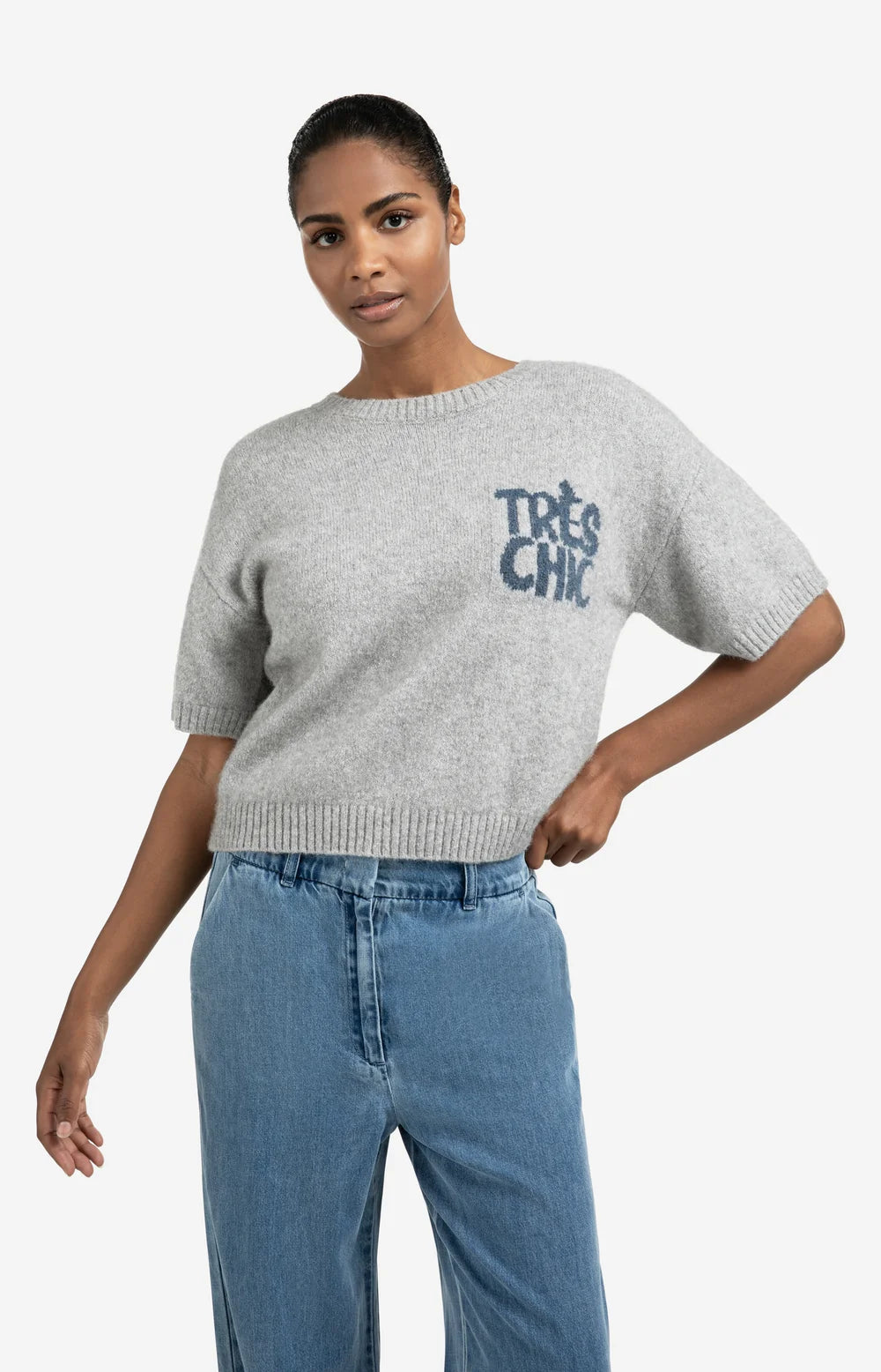 https://content.storeinfo.nl/applicatie/img/983/20250823171929_115043_knittedshortsleevesweaterwithartwork4a8a554a97b441be8b77243c90ed0bc4.webp