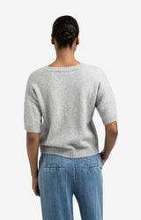https://content.storeinfo.nl/applicatie/img/983/20250823171935_114813_knittedshortsleevesweaterwithartwork.webp