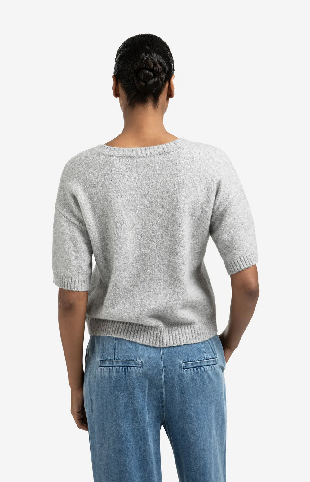 https://content.storeinfo.nl/applicatie/img/983/20250823171935_114813_knittedshortsleevesweaterwithartwork.webp