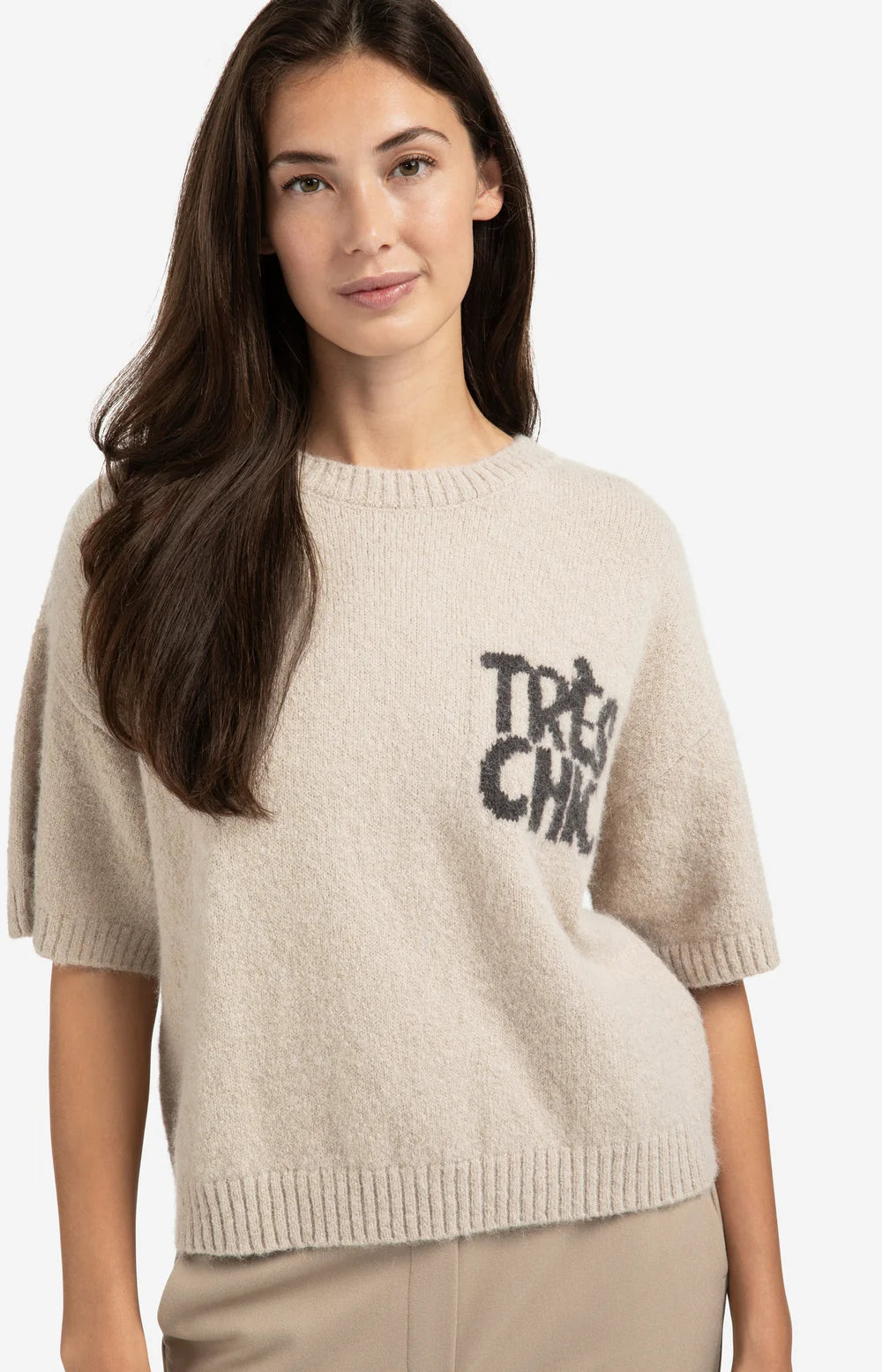 https://content.storeinfo.nl/applicatie/img/983/20250823171952_104528_knittedshortsleevesweaterwithartwork125e5bf7764a645fabc7ad62cefe4bd34.webp
