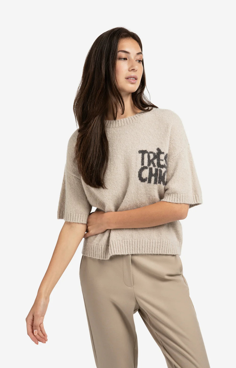 https://content.storeinfo.nl/applicatie/img/983/20250823172002_117198_knittedshortsleevesweaterwithartwork1cb1fd08205274055a87600f1ea93a2b4.webp