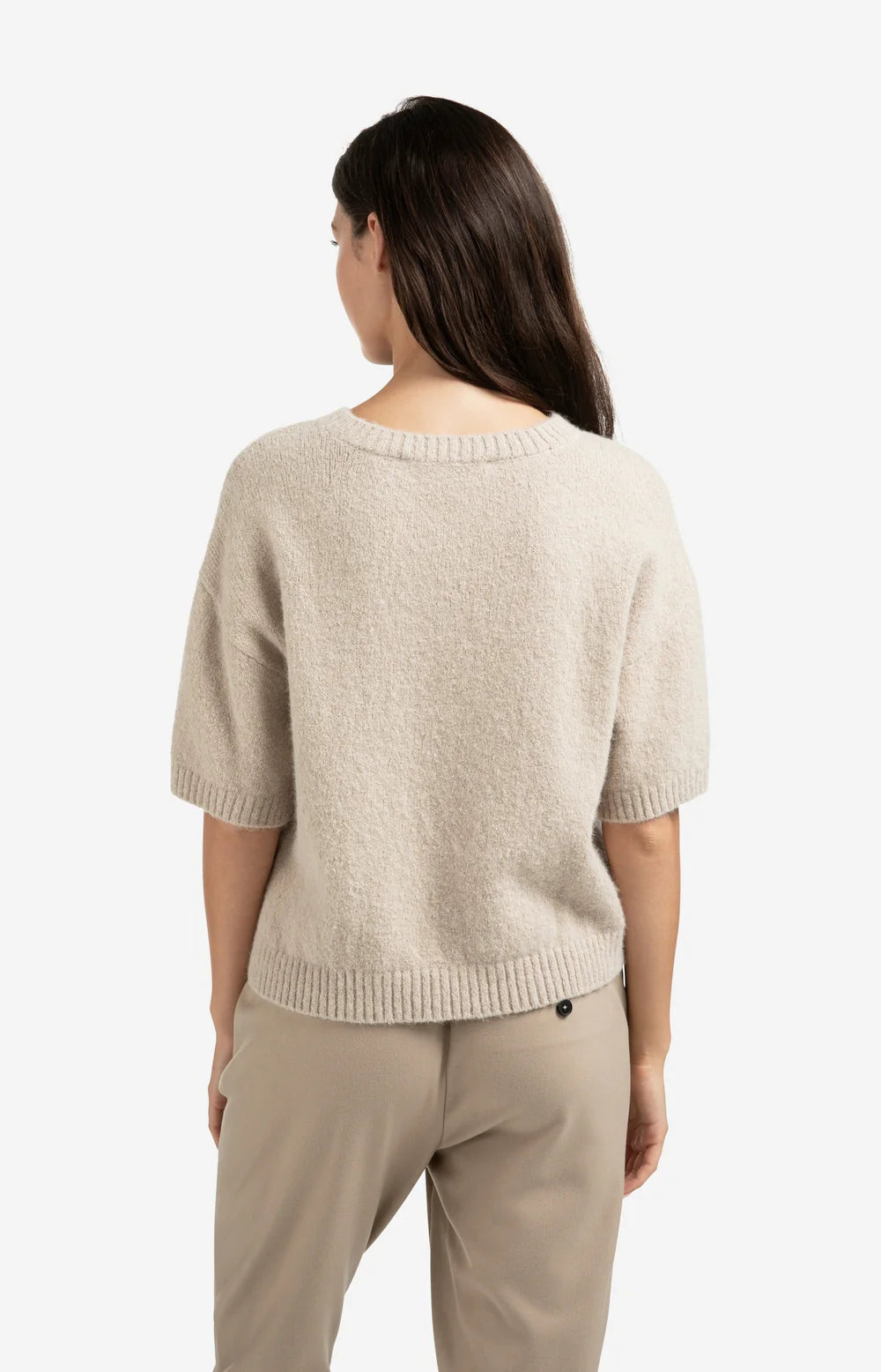 https://content.storeinfo.nl/applicatie/img/983/20250823172027_110424_knittedshortsleevesweaterwithartwork19fe72a24f41849a7bdd6b0f53d0363fa.webp