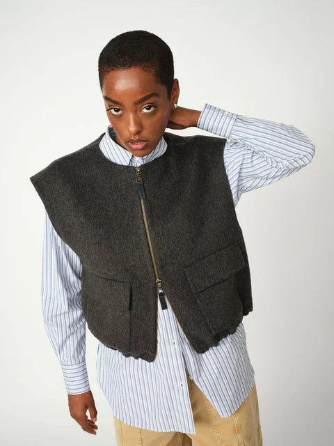 https://content.storeinfo.nl/applicatie/img/983/20250823173535_117526_174340835MMElindaSlimStripeShirtBrunneraBlue174490152MMRosyMeloPantTrueCamel173970819MMEliseLoisaWoolVestPhantom2.webp