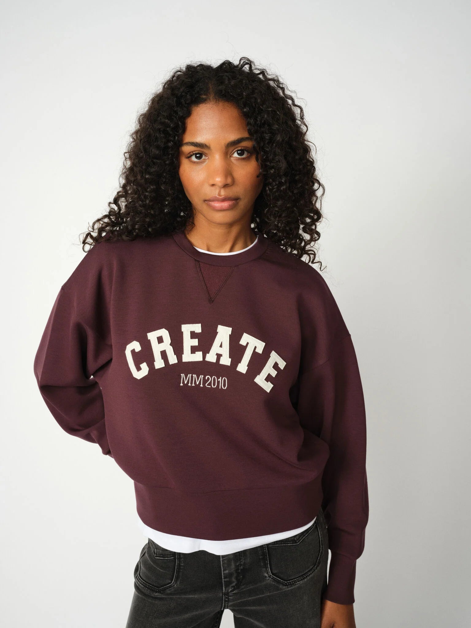 https://content.storeinfo.nl/applicatie/img/983/20250828143338_3118153_168520101MMDalaOSSBasicTeeWhite172371850MMColetteDeluxeJeansGrey168550159MMCelliOLSSweatshirtFudge111.webp