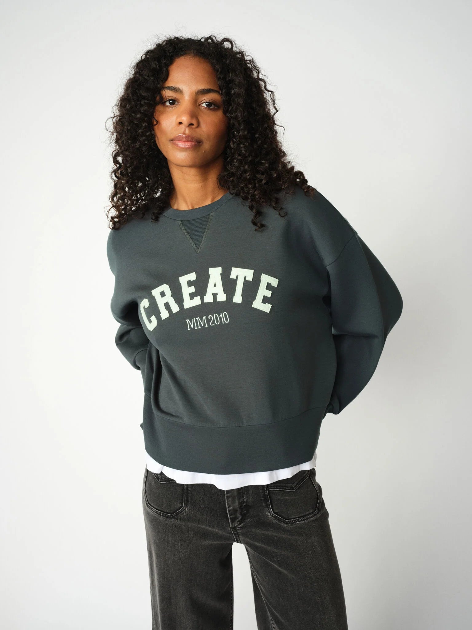 https://content.storeinfo.nl/applicatie/img/983/20250828143346_3119307_168520101MMDalaOSSBasicTeeWhite172371850MMColetteDeluxeJeansGrey168550836MMCelliOLSSweatshirtUrbanChic12.webp