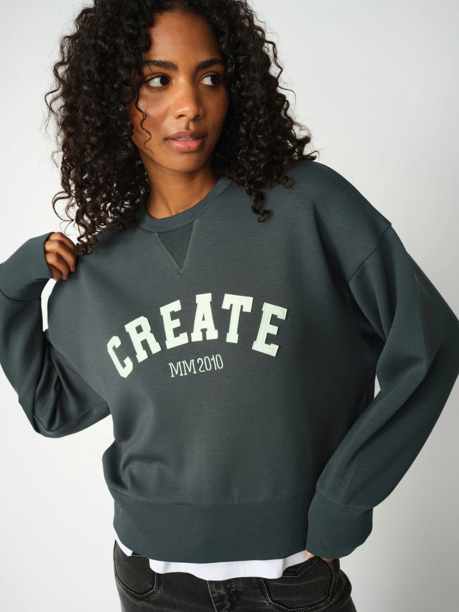 https://content.storeinfo.nl/applicatie/img/983/20250828143350_3124798_168520101MMDalaOSSBasicTeeWhite172371850MMColetteDeluxeJeansGrey168550836MMCelliOLSSweatshirtUrbanChic11.webp