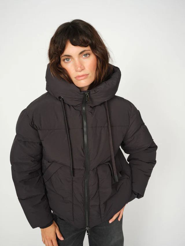 https://content.storeinfo.nl/applicatie/img/983/20250902104911_2227909_170820819MMOllieTermaJacketPhantom168080801MMBouchOneckKnitBlack172460894MMColetteGrendelJeansGreyWash1.webp