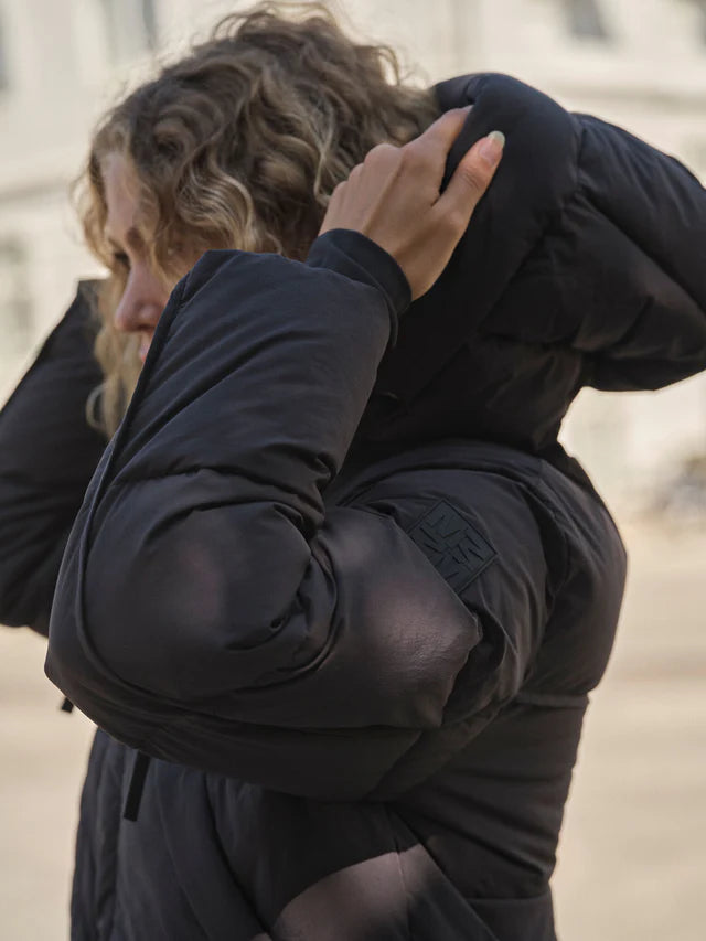https://content.storeinfo.nl/applicatie/img/983/20250902104935_2214308_170820819MMOllieTermaJacketPhantom166421850MMViceDeluxeJeansGrey5.webp