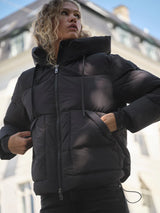 https://content.storeinfo.nl/applicatie/img/983/20250902104939_2201468_170820819MMOllieTermaJacketPhantom166421850MMViceDeluxeJeansGrey7.webp