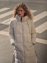 https://content.storeinfo.nl/applicatie/img/983/20250902105327_2233738_170810154MMOllieTermaLongCoatGlacierGray167930447MMDaraHeraJeansDarkBlue1.webp