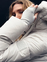 https://content.storeinfo.nl/applicatie/img/983/20250902105332_2243897_170810154MMOllieTermaCoatGlacierGray174940447MMCandiaPeachJeansDarkBlue1.webp