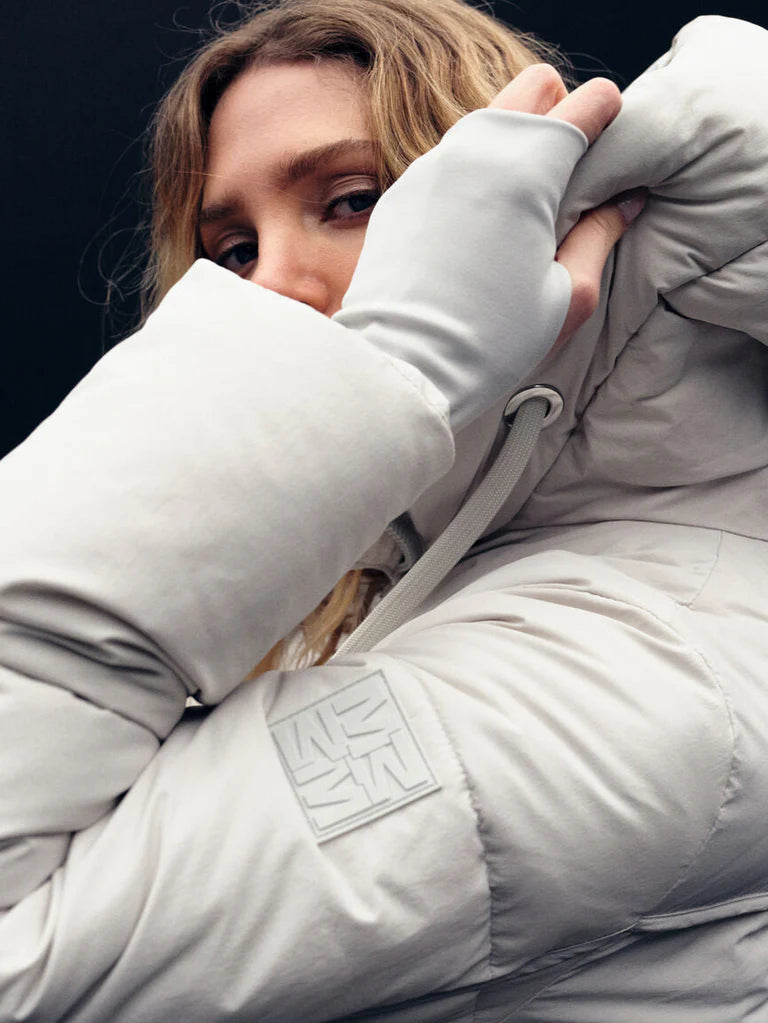 https://content.storeinfo.nl/applicatie/img/983/20250902105332_2243897_170810154MMOllieTermaCoatGlacierGray174940447MMCandiaPeachJeansDarkBlue1.webp