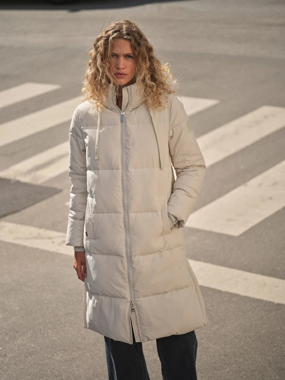 https://content.storeinfo.nl/applicatie/img/983/20250902105344_2243897_170810154MMOllieTermaLongCoatGlacierGray167930447MMDaraHeraJeansDarkBlue.webp