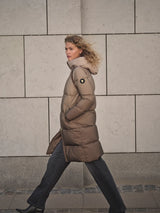 https://content.storeinfo.nl/applicatie/img/983/20250902105622_2242235_154380193MMNovaDipDyeDownJacketSavannahTan174940801MMCandiaPeachJeansBlack1.webp