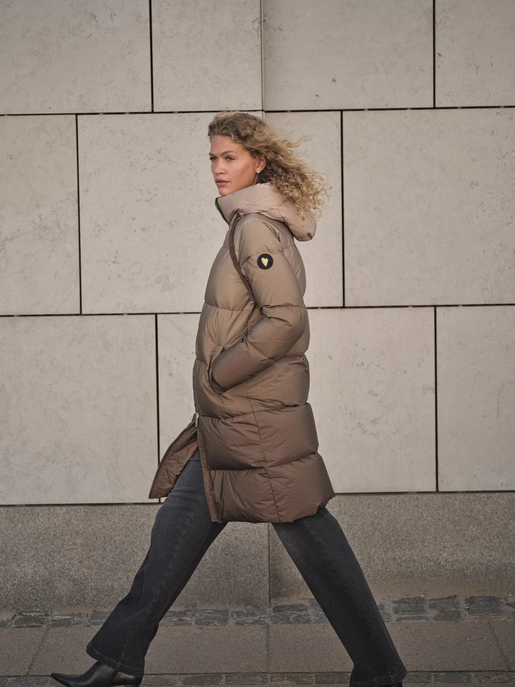 https://content.storeinfo.nl/applicatie/img/983/20250902105622_2242235_154380193MMNovaDipDyeDownJacketSavannahTan174940801MMCandiaPeachJeansBlack1.webp