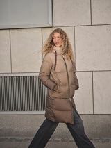 https://content.storeinfo.nl/applicatie/img/983/20250902105625_2233738_154380193MMNovaDipDyeDownJacketSavannahTan174940801MMCandiaPeachJeansBlack2.webp