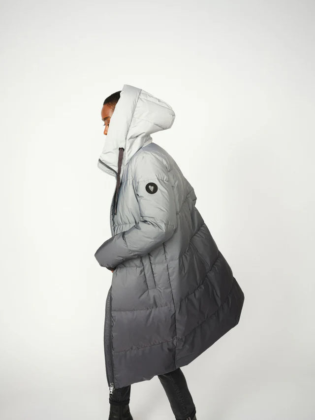 https://content.storeinfo.nl/applicatie/img/983/20250902105631_2239401_131730101MMMartinaShirtWhite166421850MMViceDeluxeJeansGrey154380861MMNovaDipDyeDownJacketDarkGrey1.webp