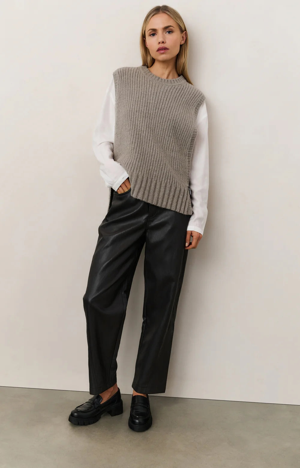 https://content.storeinfo.nl/applicatie/img/983/20250902162700_2337938_fauxleathertrouserswithseamdetails1b0cdf30d56d749699731feb8b8b1b6071.webp