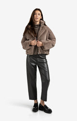 https://content.storeinfo.nl/applicatie/img/983/20250902162716_2337933_fauxleathertrouserswithseamdetails1d418928acf474542adb22def34ffd641.webp