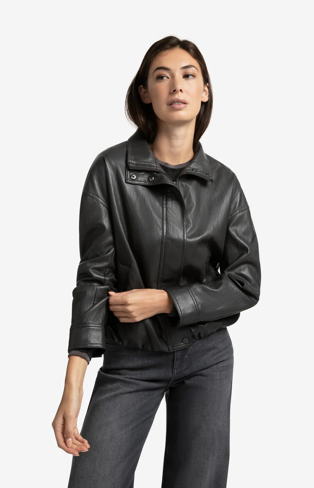 https://content.storeinfo.nl/applicatie/img/983/20250904151929_4126337_shortfauxleatherjacketwithelastichem1.webp
