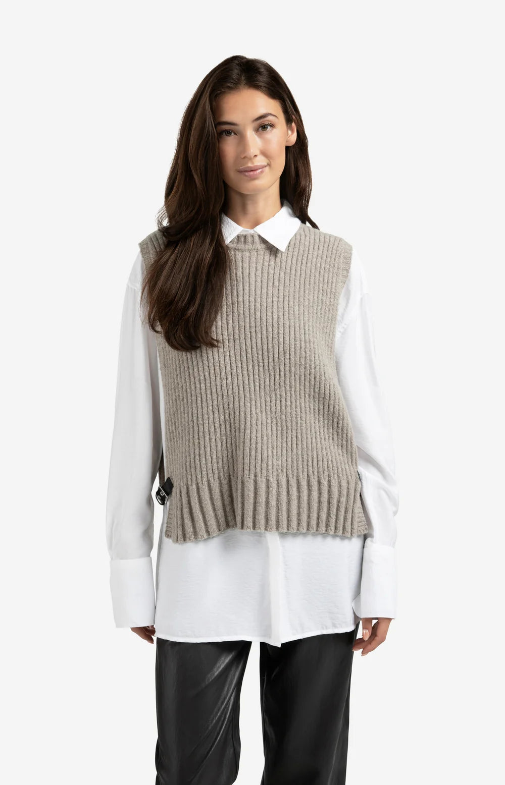 https://content.storeinfo.nl/applicatie/img/983/20250904152110_4122046_ribbedsleevelesssweaterwithsidebuckles11ae03aafd13844088b2c673cdc0e9ee0.webp