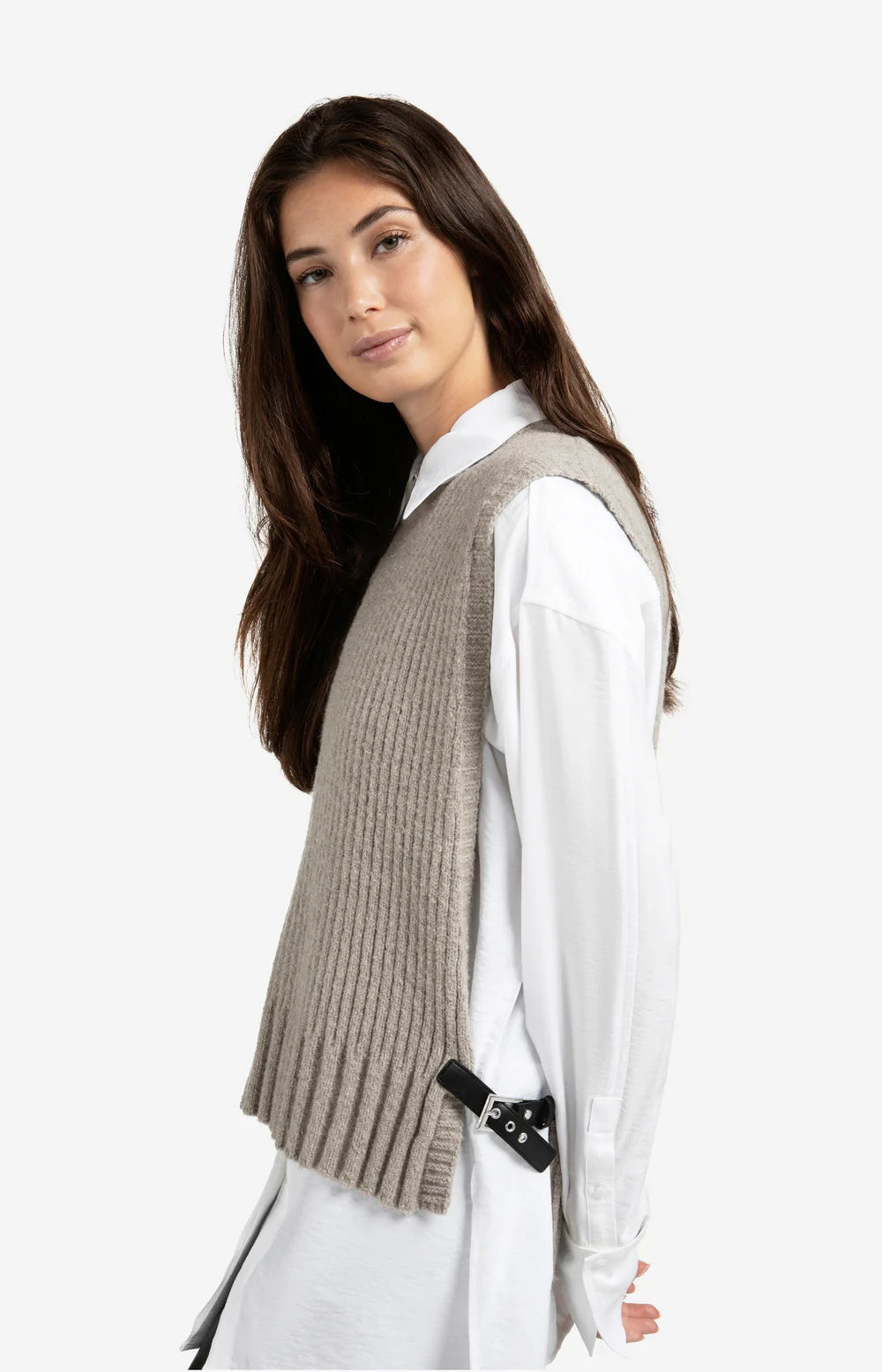 https://content.storeinfo.nl/applicatie/img/983/20250904152116_4123029_ribbedsleevelesssweaterwithsidebuckles1c1fb3892c5674dccb68e2cdd4f30f58e.webp