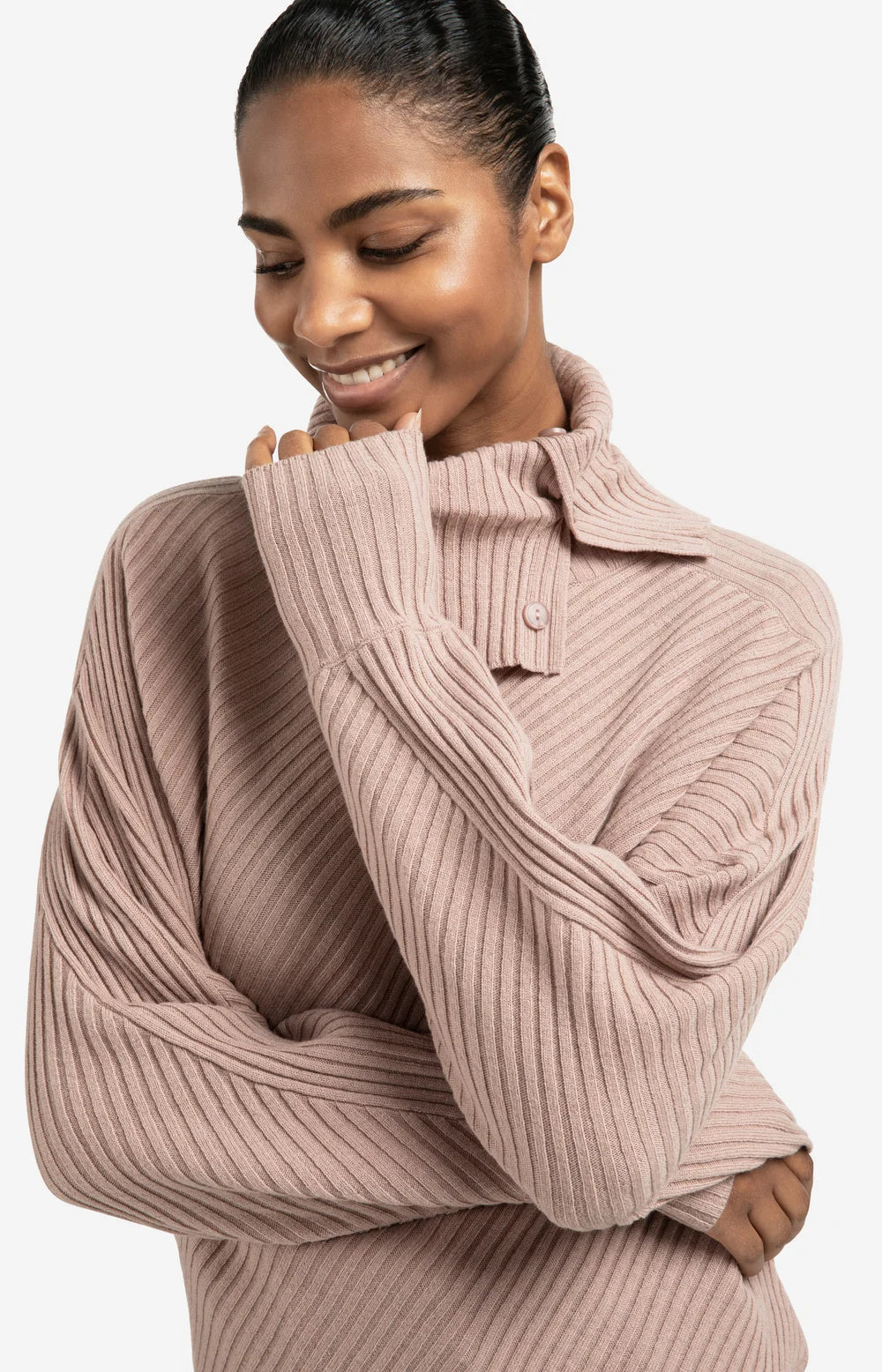 https://content.storeinfo.nl/applicatie/img/983/20250904152325_4131798_ribbedsweaterwithbatwingsleevesandhighcollar.webp