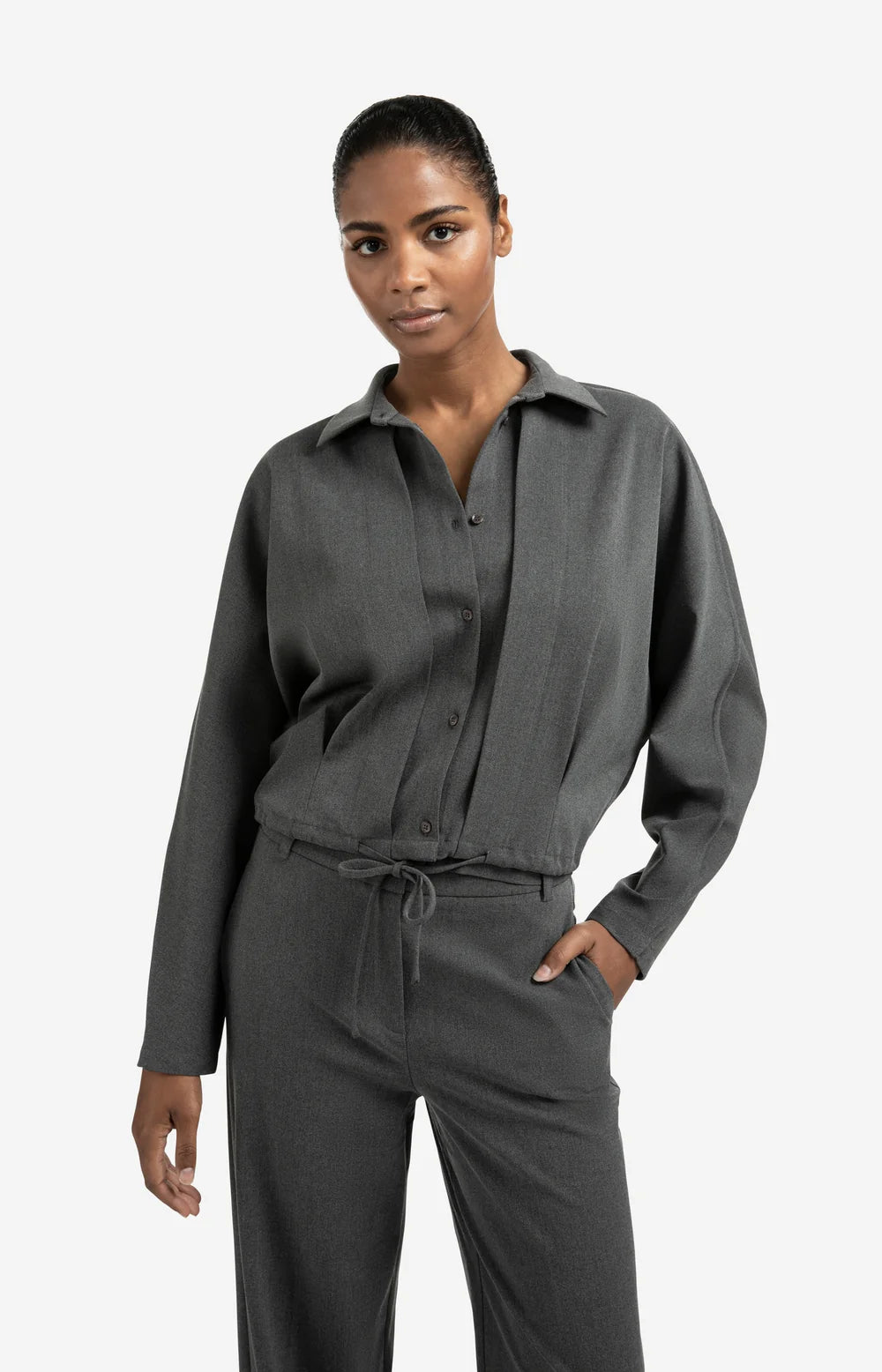 https://content.storeinfo.nl/applicatie/img/983/20250904155345_4128923_blousejacketwithwaistpleatsandtieclosure1c5054e022ef0474985fb425b173376de.webp