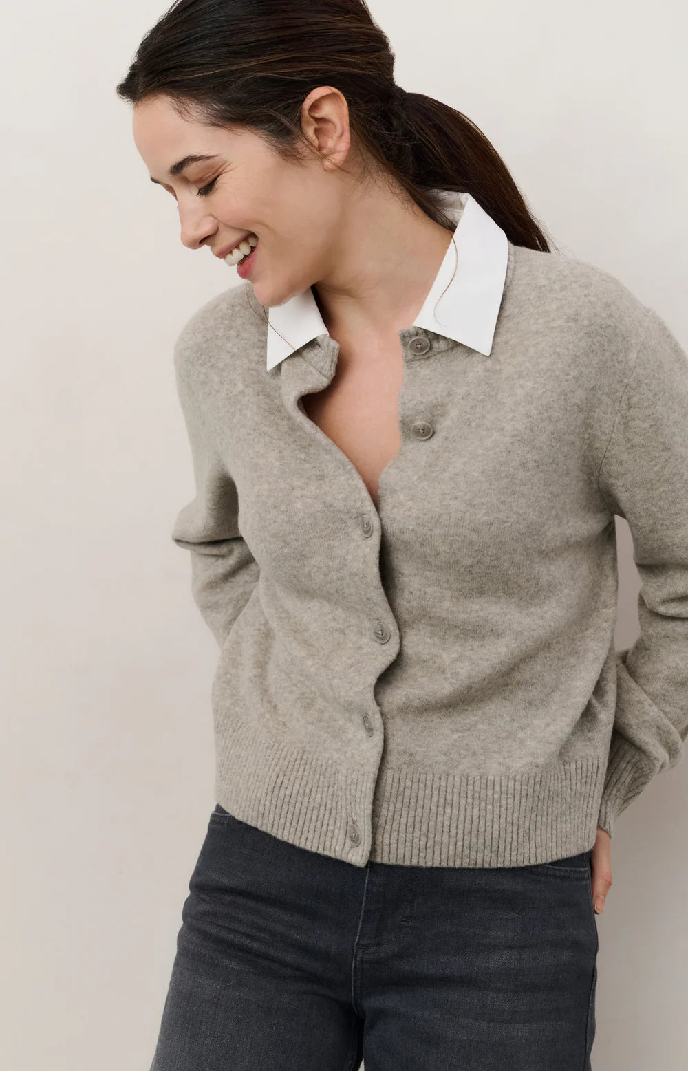 https://content.storeinfo.nl/applicatie/img/983/20250906165737_42742_cardiganwithdetachablecollarandbuttonclosure244db5c9399174244935222efed15dbe3.webp