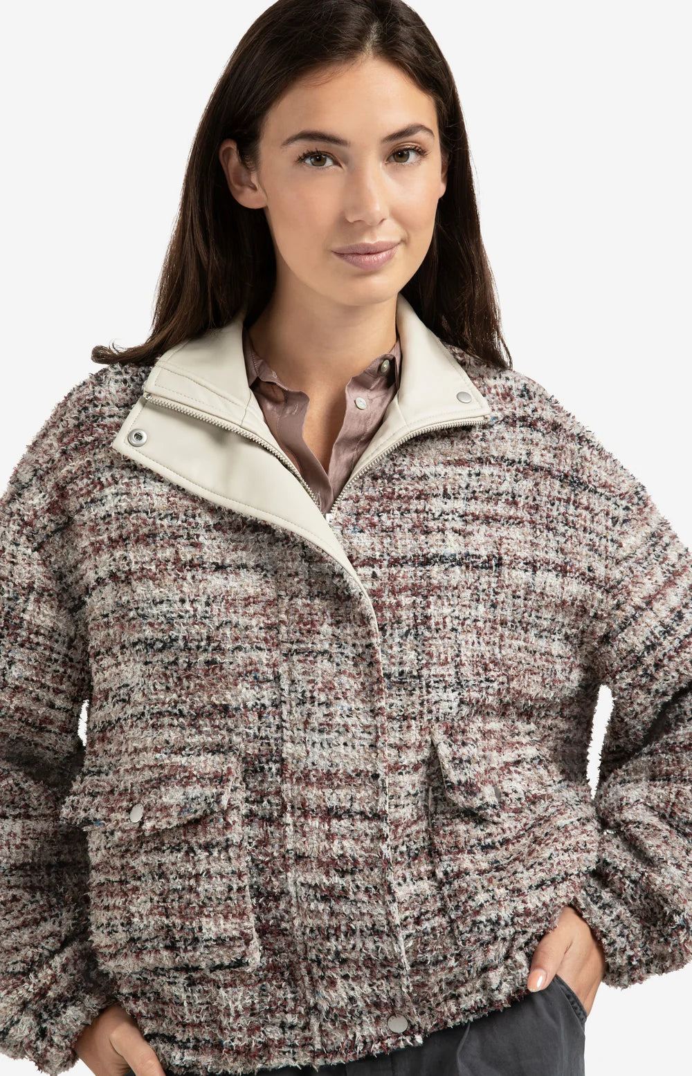 https://content.storeinfo.nl/applicatie/img/983/20250906165855_40550_bouclejacketwithfringesandstandupcollaraae7eabfa7ba4b44b90914e30f37d45c.webp