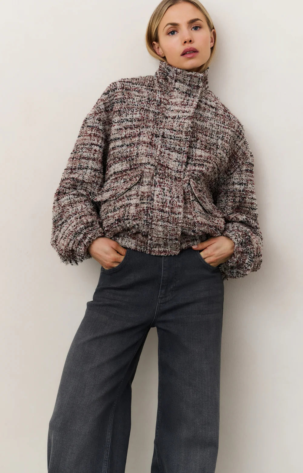 https://content.storeinfo.nl/applicatie/img/983/20250906165901_49348_bouclejacketwithfringesandstandupcollarb3bf1bb062a044698edac88360da4f94.webp
