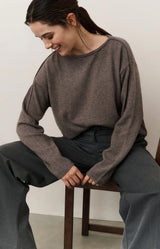 https://content.storeinfo.nl/applicatie/img/983/20250906170014_39879_boatnecksweaterwithrefineddecorativeseams1.webp