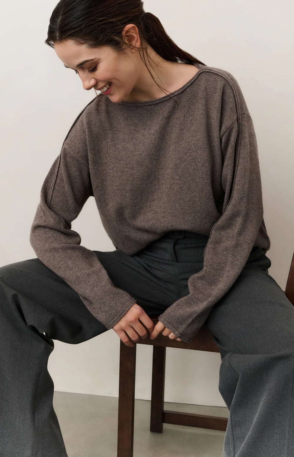 https://content.storeinfo.nl/applicatie/img/983/20250906170014_39879_boatnecksweaterwithrefineddecorativeseams1.webp