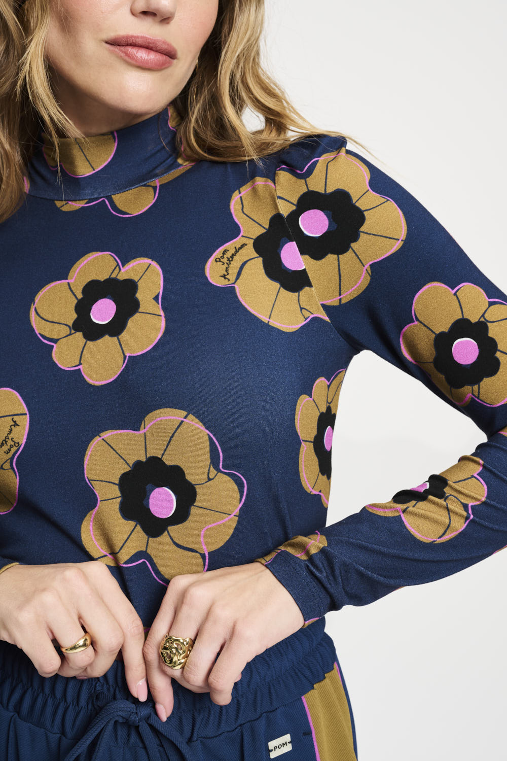 https://content.storeinfo.nl/applicatie/img/983/20250909110722_1320765_SP925303POMAmsterdamTURTLENECKFleursParfaites.jpg