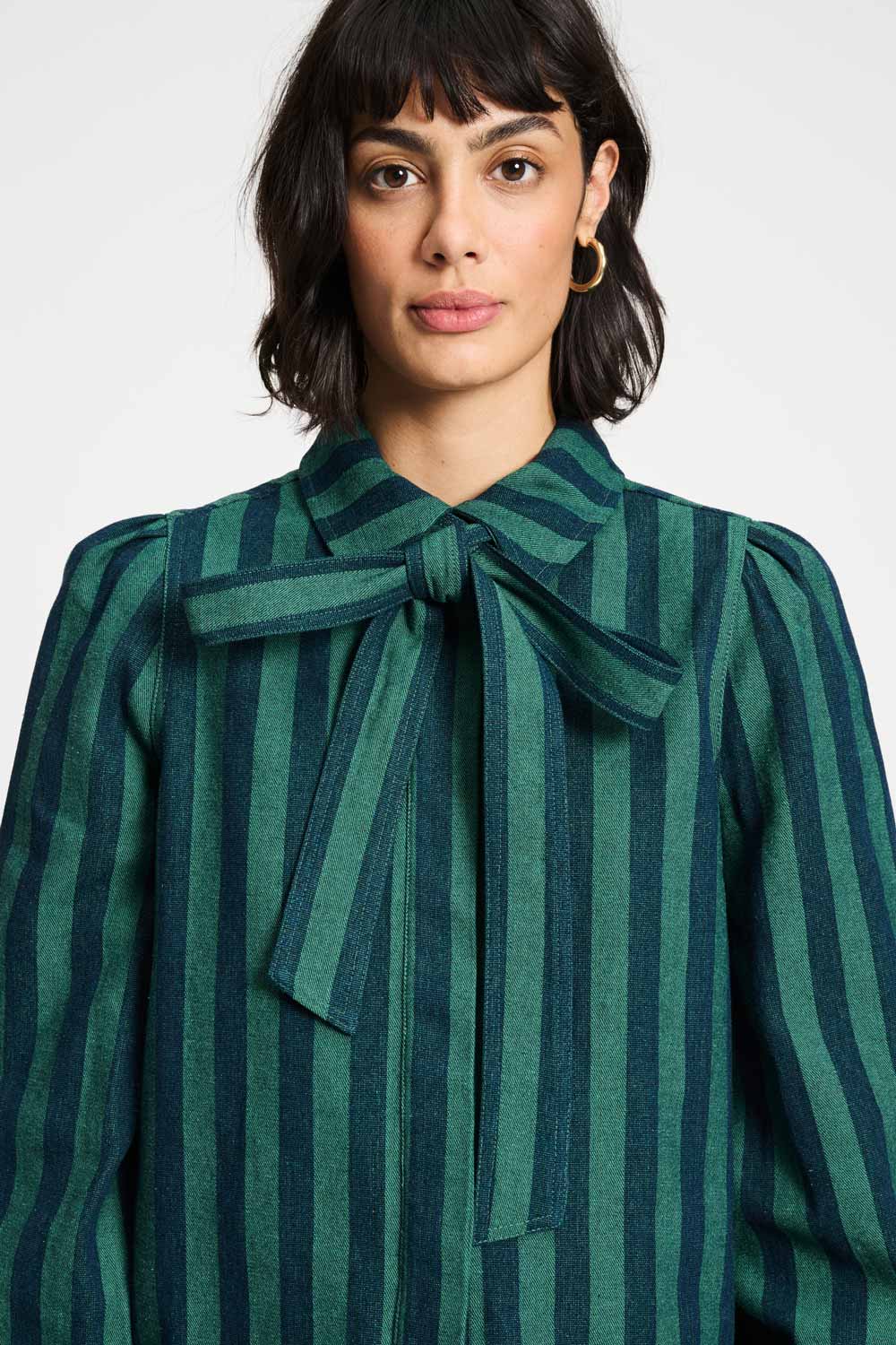 https://content.storeinfo.nl/applicatie/img/983/20250909111537_1319467_SP929005POMAmsterdamBLOUSEDenimStriped.jpg