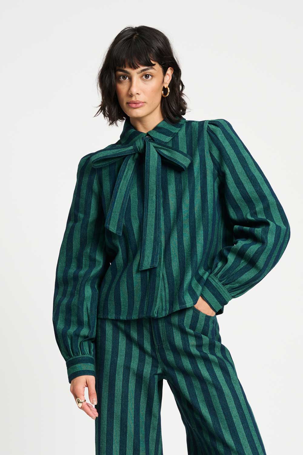 https://content.storeinfo.nl/applicatie/img/983/20250909111547_1318922_SP929001POMAmsterdamBLOUSEDenimStriped.jpg