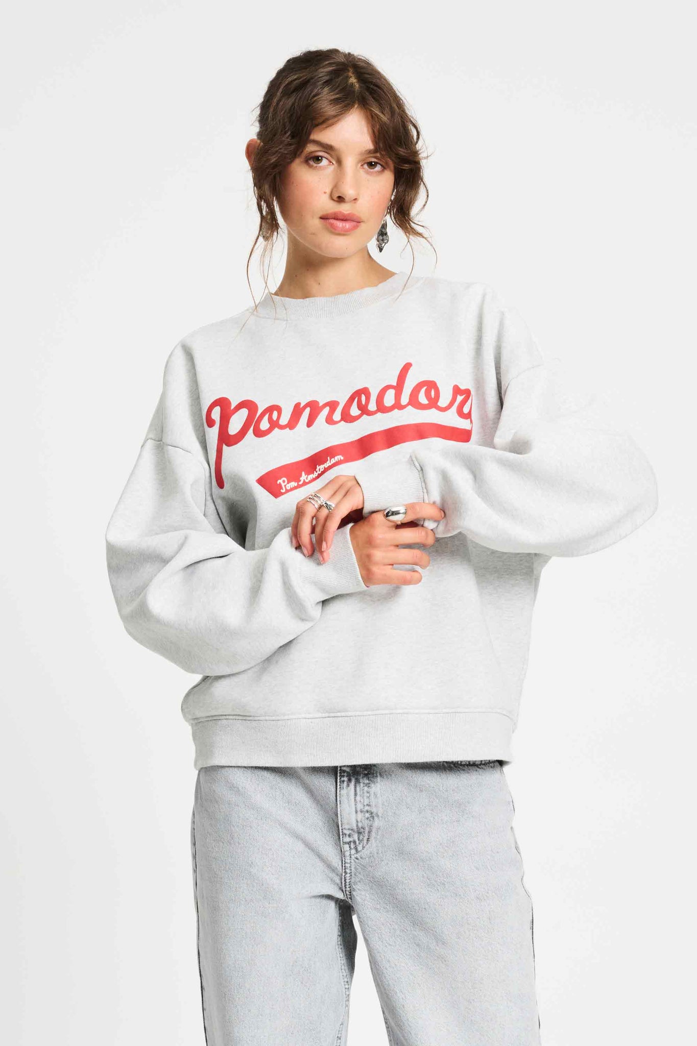https://content.storeinfo.nl/applicatie/img/983/20250909111734_1319194_SP930901POMAmsterdamSWEATERPomodoriGrey.jpg