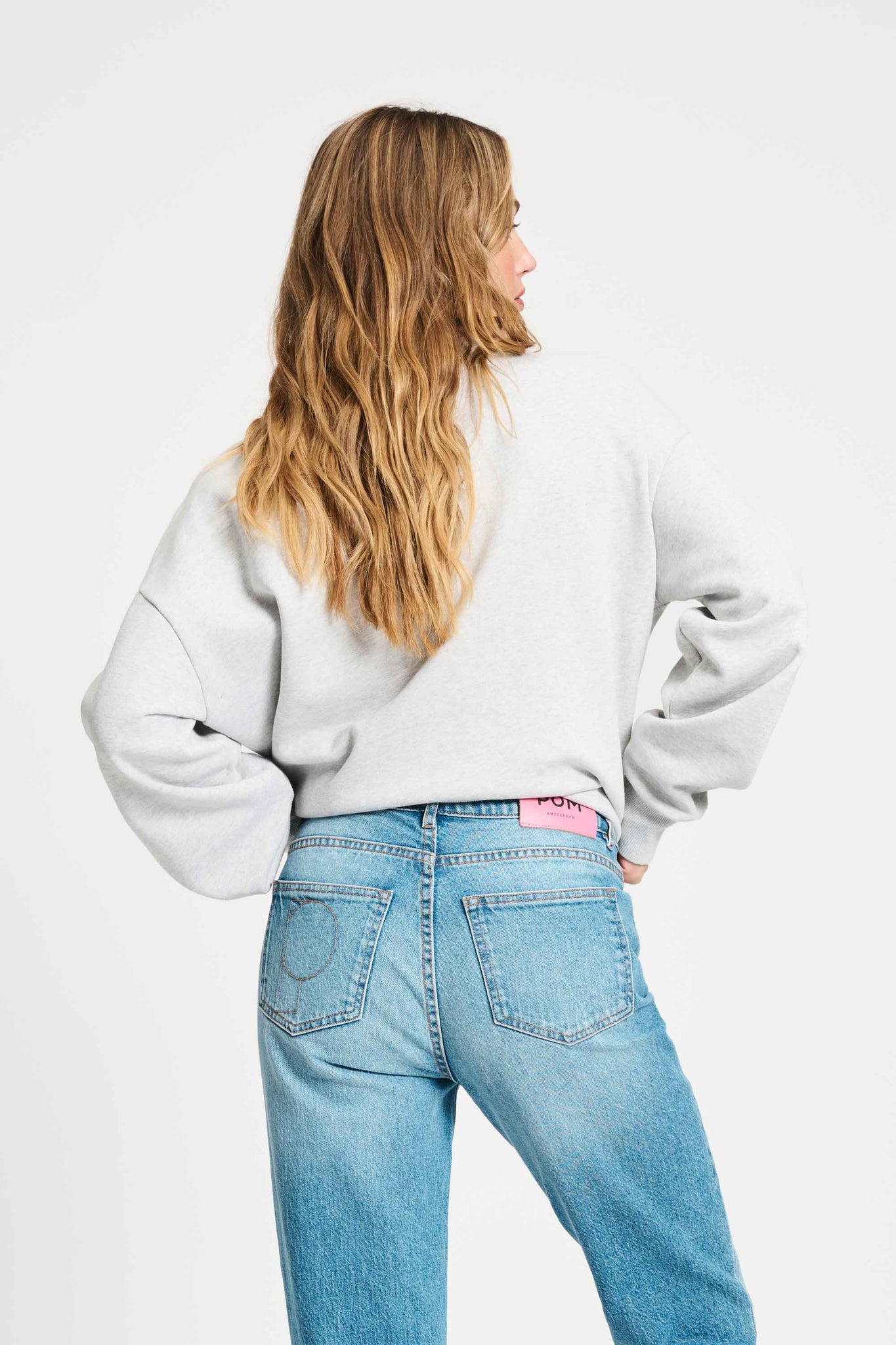 https://content.storeinfo.nl/applicatie/img/983/20250909111743_1318728_SP930908POMAmsterdamSWEATERPomodoriGrey.jpg