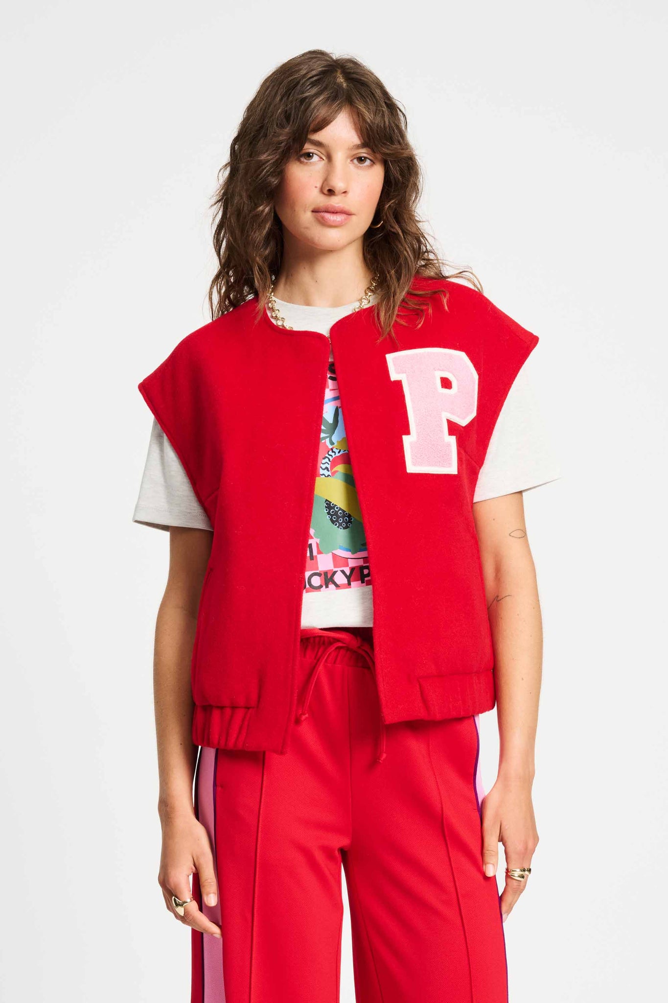 https://content.storeinfo.nl/applicatie/img/983/20250909111918_1318925_SP932201POMAmsterdamGILETBaseballChilired.jpg