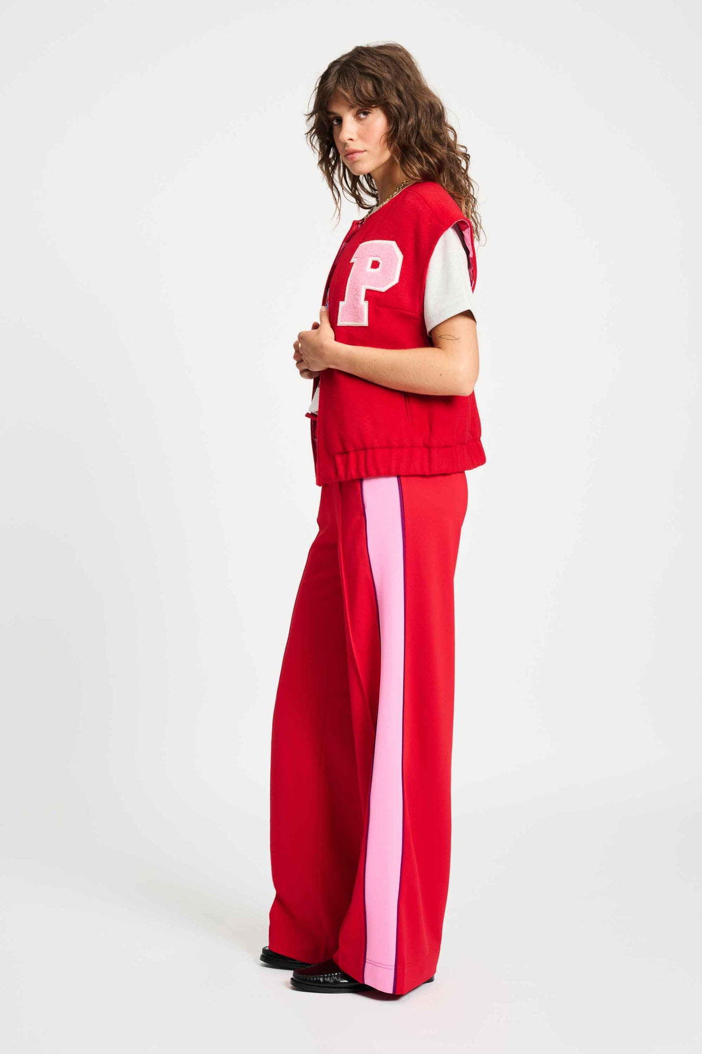 https://content.storeinfo.nl/applicatie/img/983/20250909111926_1319455_SP932203POMAmsterdamGILETBaseballChilired.jpg