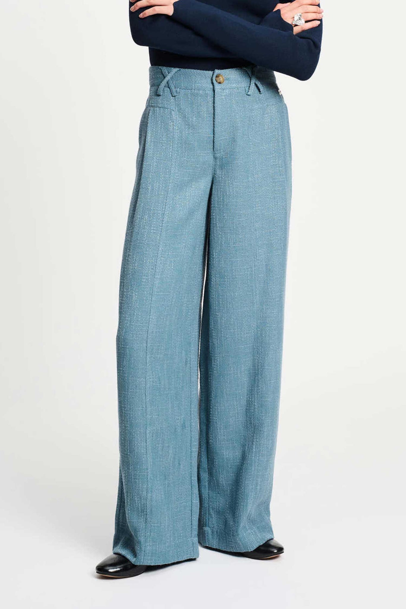 https://content.storeinfo.nl/applicatie/img/983/20250909132618_1436359_pomamsterdampantsbroekboucledawnblue1191847368.jpg