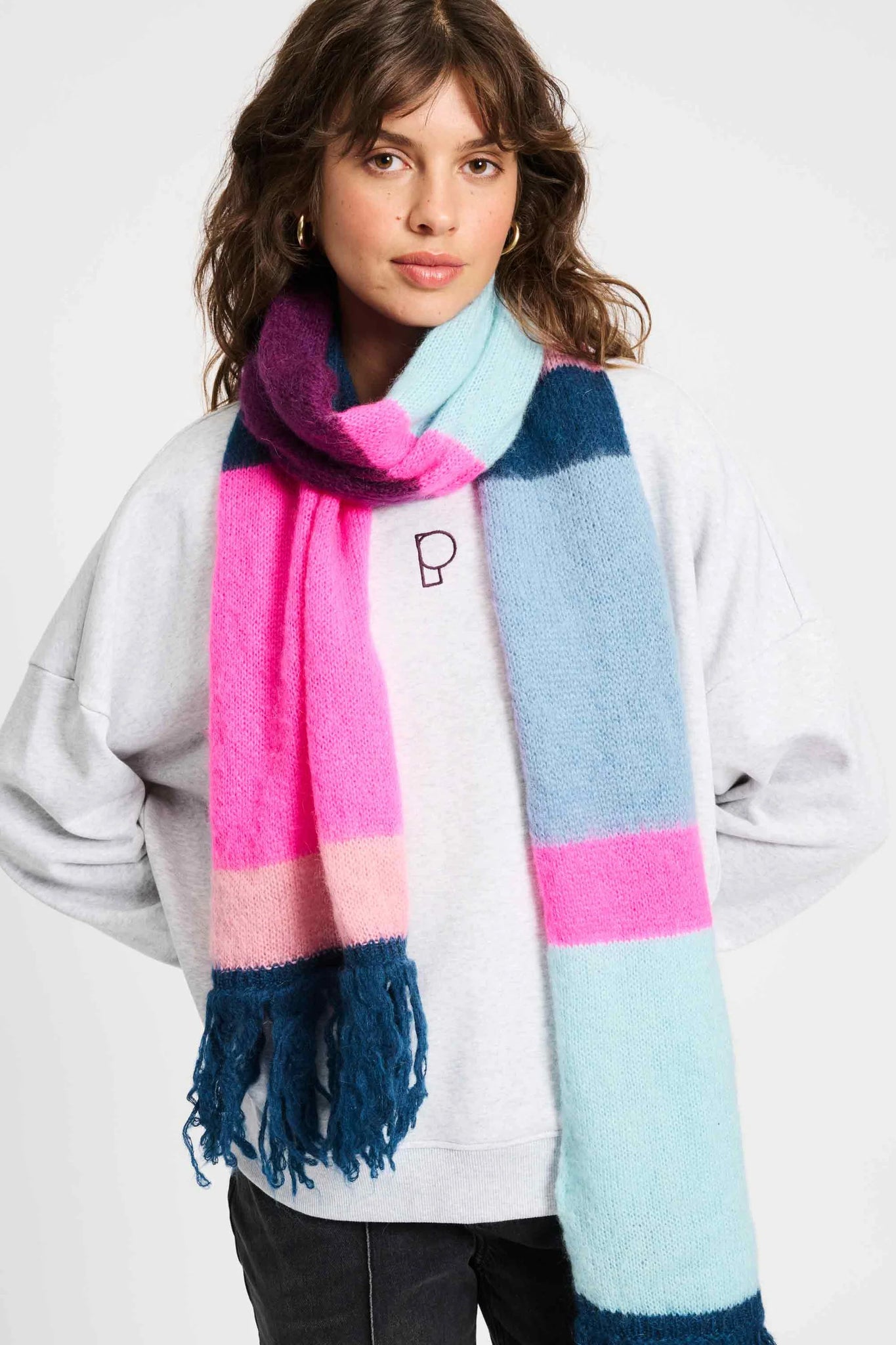 https://content.storeinfo.nl/applicatie/img/983/20250909141142_1443633_pomamsterdamshawlsmulticolourossjaalbrushedstripesblue1185296832.webp