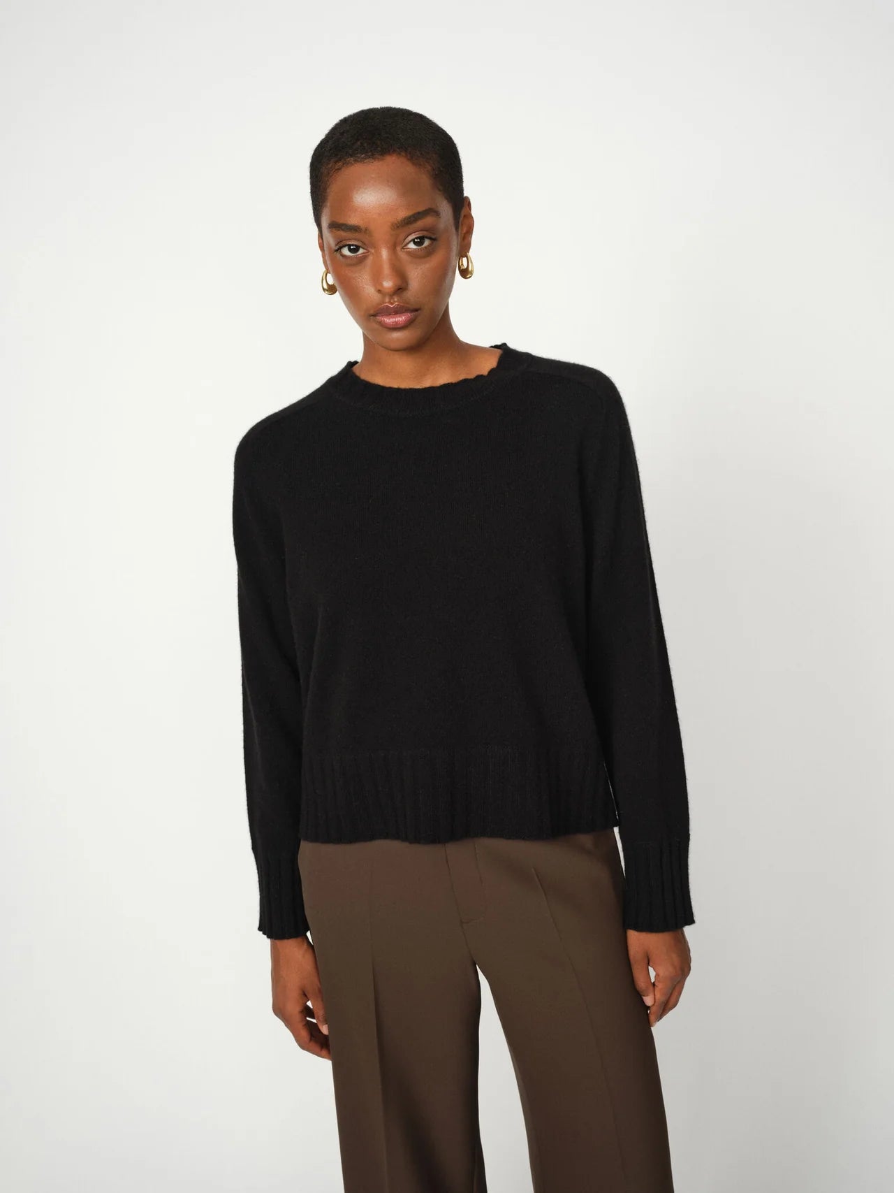 https://content.storeinfo.nl/applicatie/img/983/20250909150057_1447919_173130801MMZariCashmereCrewneckKnitBlack166670160MMLeyaMileyPantDelicioso.webp