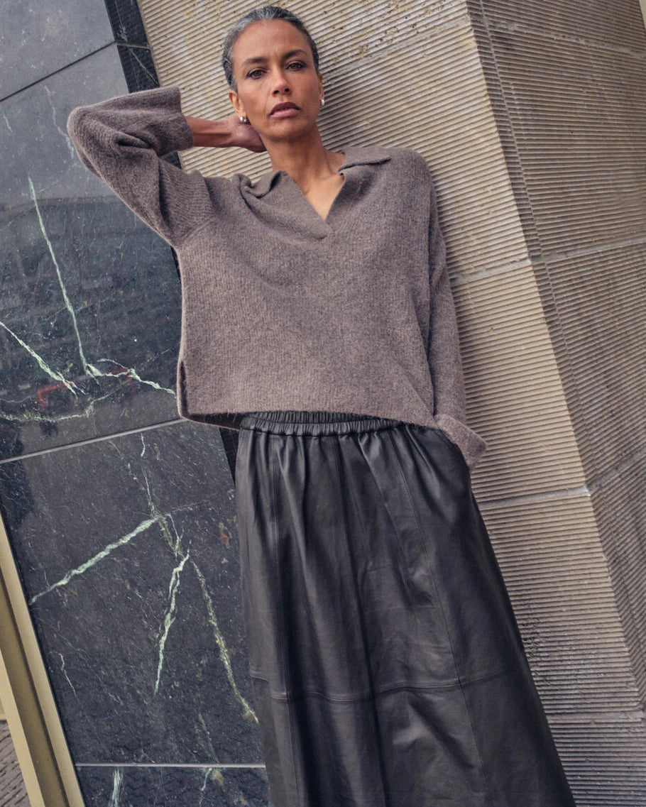 https://content.storeinfo.nl/applicatie/img/983/20250911103554_888253_173070158MMThoraAidyPoloKnitFalcon174390801MMDeenaLeatherSkirtBlack2.webp