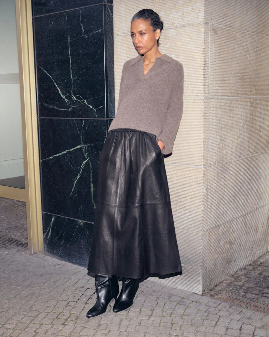https://content.storeinfo.nl/applicatie/img/983/20250911103601_885478_173070158MMThoraAidyPoloKnitFalcon174390801MMDeenaLeatherSkirtBlack3.webp